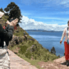 turistas-fotografiando-isla-taquile-titicaca