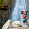 hombre parado en catarata de capua yura