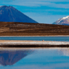 laguna de salinas con montañas