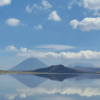 laguna de salinas con montañas y cielo azul