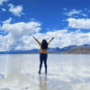 mujer posando en laguna de salinas