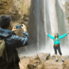 mujer posando para la camara en catarata de capua