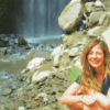 mujer sonriendo en cataratas de capua yura
