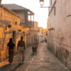 personas caminando en barrio san lazaro