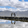 personas haciendo corazón en laguna de salinas
