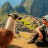 turista-con-llama-ciudadela-machu-picchu-cusco