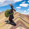 turista-saltando-montana-de-7-colores-vinicunca