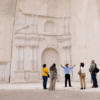 Guía y turistas en Ruta del sillar