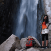 Mujer tomando selfie en cataratas de Yura