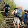 mochileros-ascenso-escalones-camino-inca