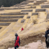 turistas-recorriendo-andenes-chinchero-cusco