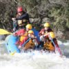 personas en balsa chilina navegando