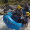 personas en canoa chilina