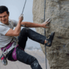 alejandro escalando roca