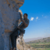 hombre escalando en arequipa en valle chilina