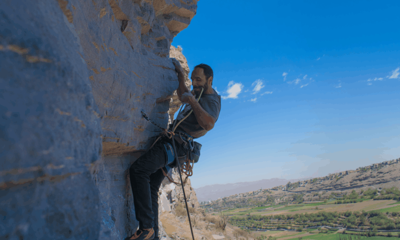 hombre escalando en arequipa en valle chilina