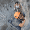 hombre escalando roca plano medio