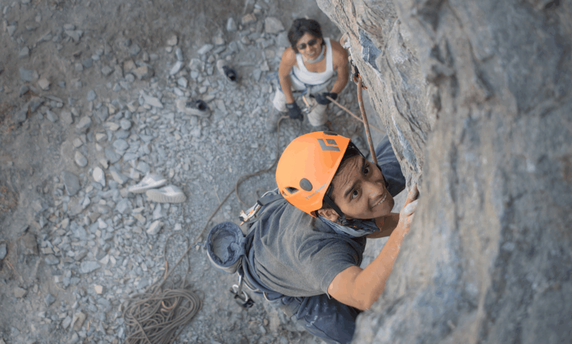 hombre escalando roca plano medio
