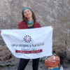 mujer con bandera de sky viajes y turismo