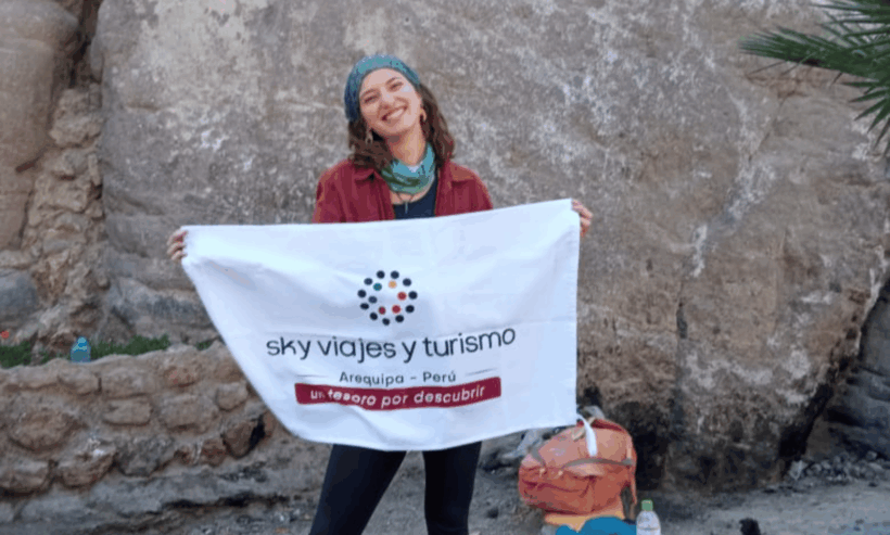 mujer con bandera de sky viajes y turismo