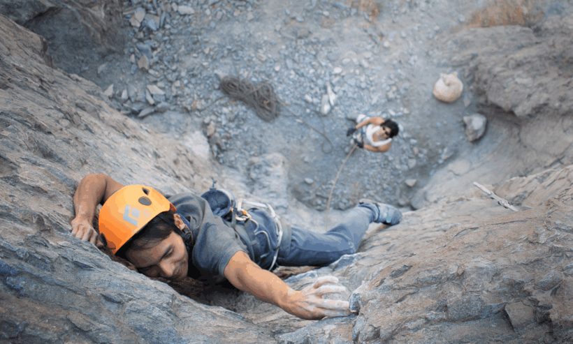 persona escalando en valle chilina