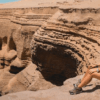 turista-sentada-borde-canon-de-los-perdidos-ica