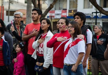 Gente peruana en Lima cantando el himno nacional