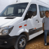 hombre con vehiculo de sky viajes y turismo