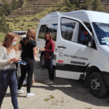 viajeras saliendo del vehiculo de sky viajes y turismo