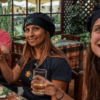 personas disfrutando de cerveza y ceviche