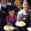personas haciendo causa limeña en clase de cocina