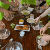 personas preparando ceviche en clase de cocina