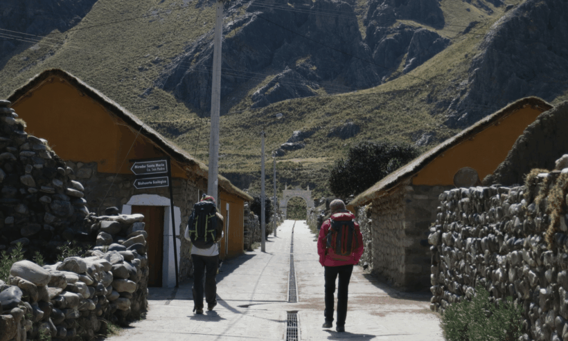 caminata en pueblo del colca
