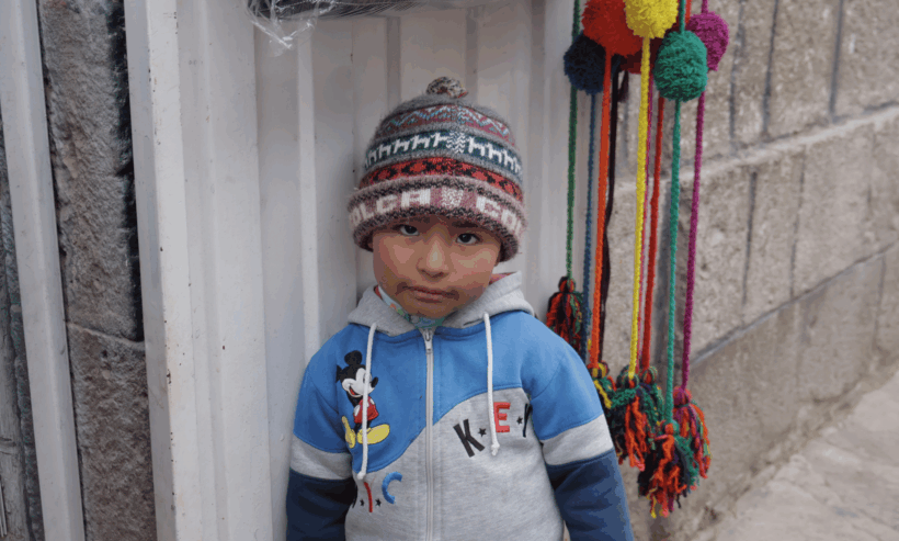 niño del colca mirando