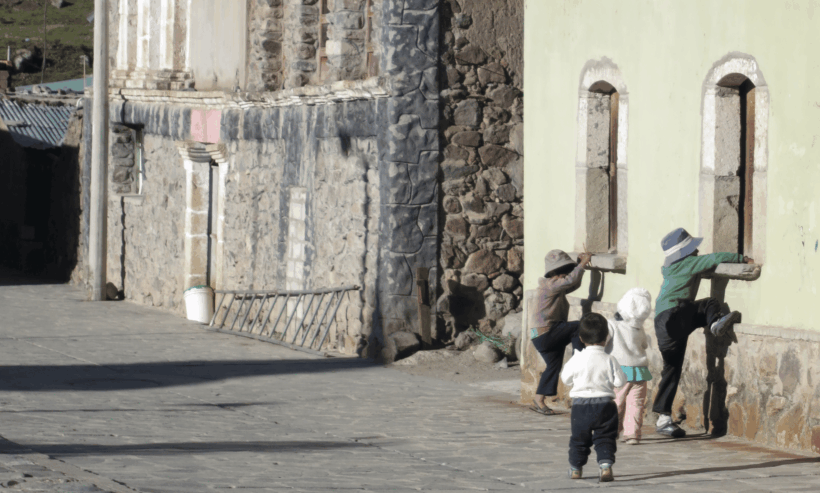 niños jugando en el colca
