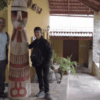 turistas-replica-sarcofago-museo-leymebamba
