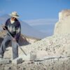 hombre cortando sillar