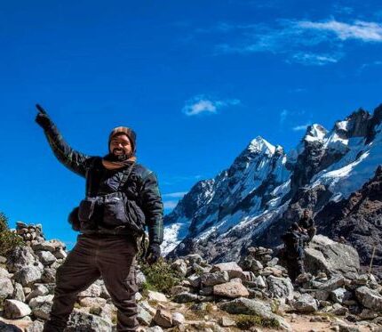 turista realizando Trekking Salkantay