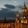 Plaza de Armas de Arequipa iluminada de noche.