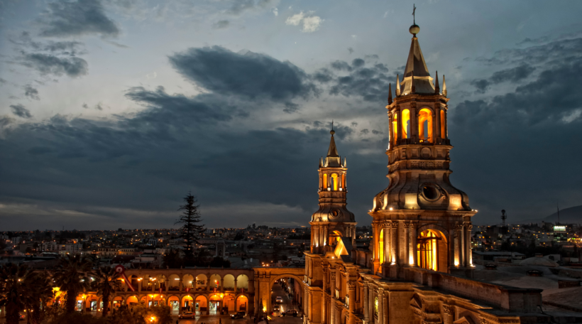 Plaza de Armas de Arequipa iluminada de noche.