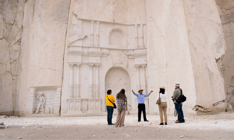 Guía y turistas en Ruta del sillar