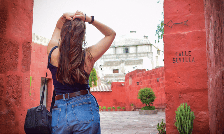 Mujer posando en Santa Catalina