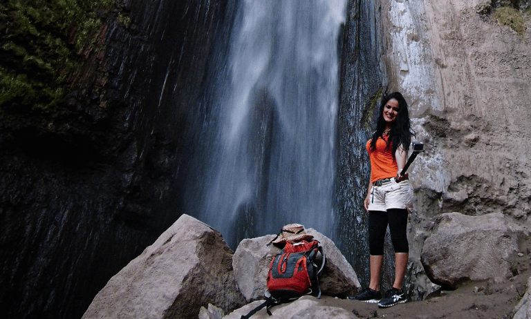 Mujer tomando selfie en cataratas de Yura