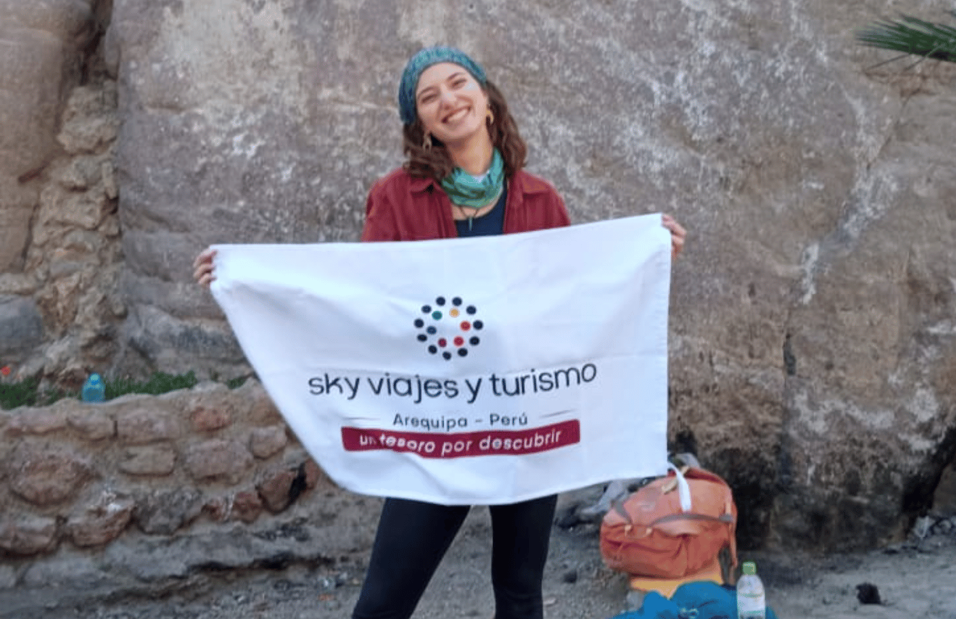 mujer con bandera de sky viajes y turismo
